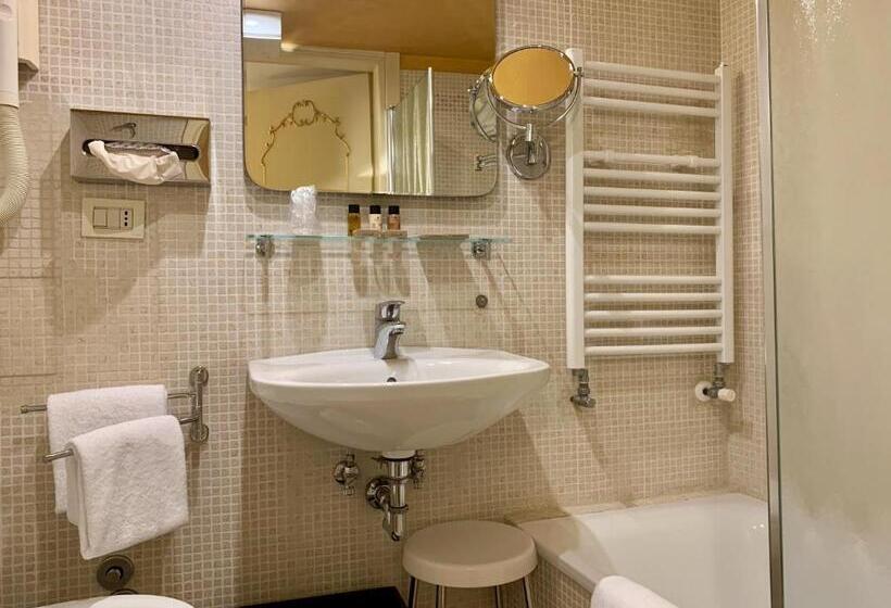 اتاق استاندارد سه نفره, Becher