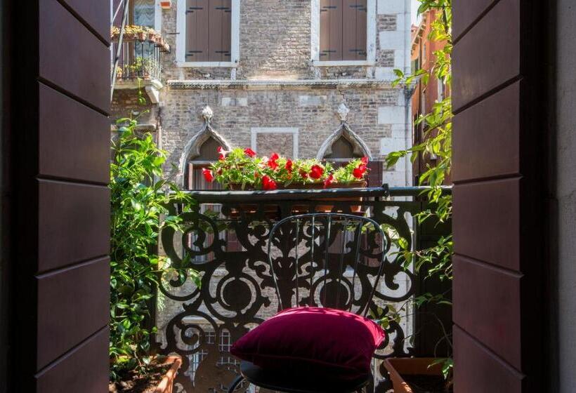 Classic Room with Views, Becher