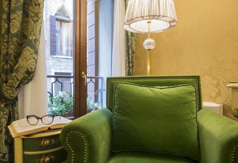 اتاق سوپریور با چشم‌انداز, Becher