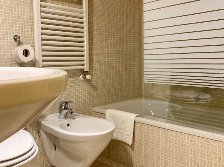 اتاق استاندارد سه نفره, Becher