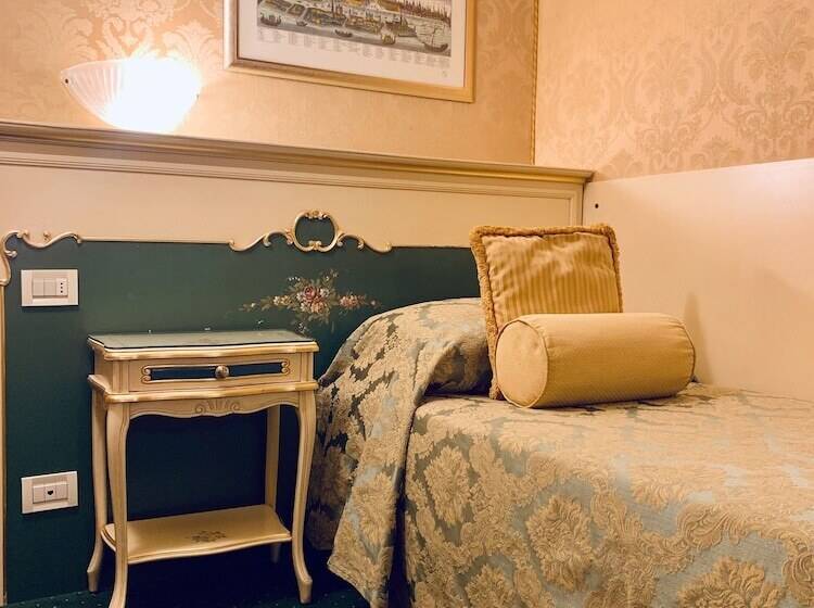 اتاق استاندارد سه نفره, Becher