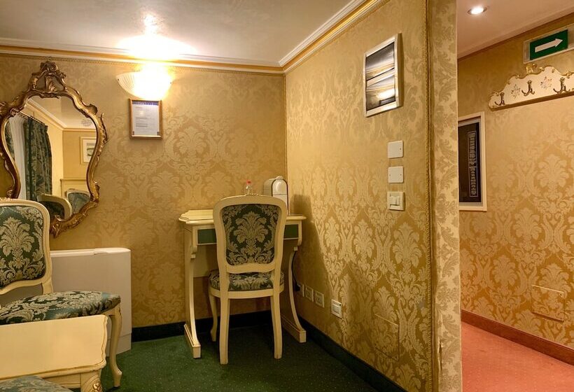 اتاق استاندارد سه نفره, Becher