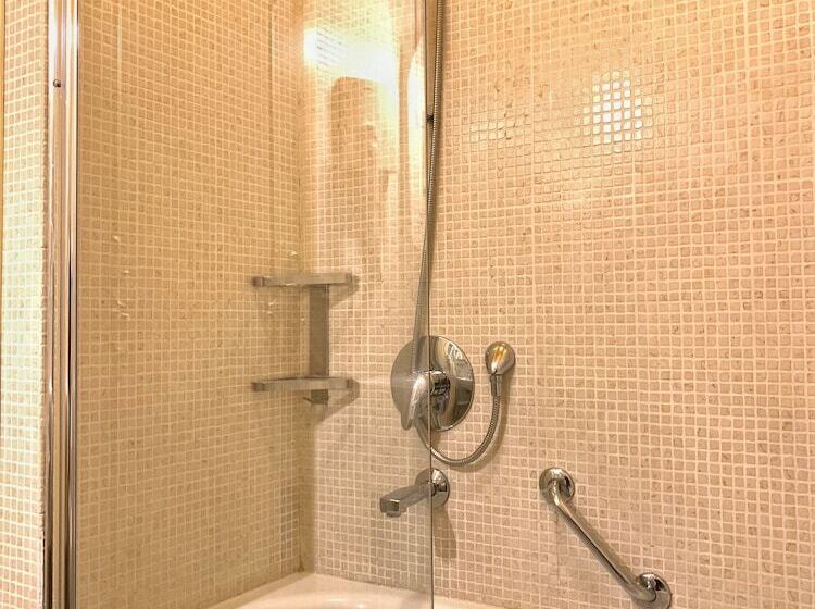 Classic Room with Views, Becher