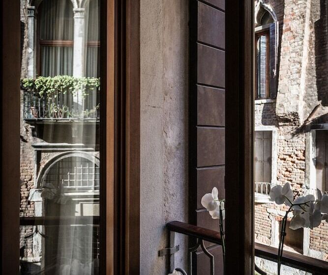 اتاق سوپریور با چشم‌انداز, Becher