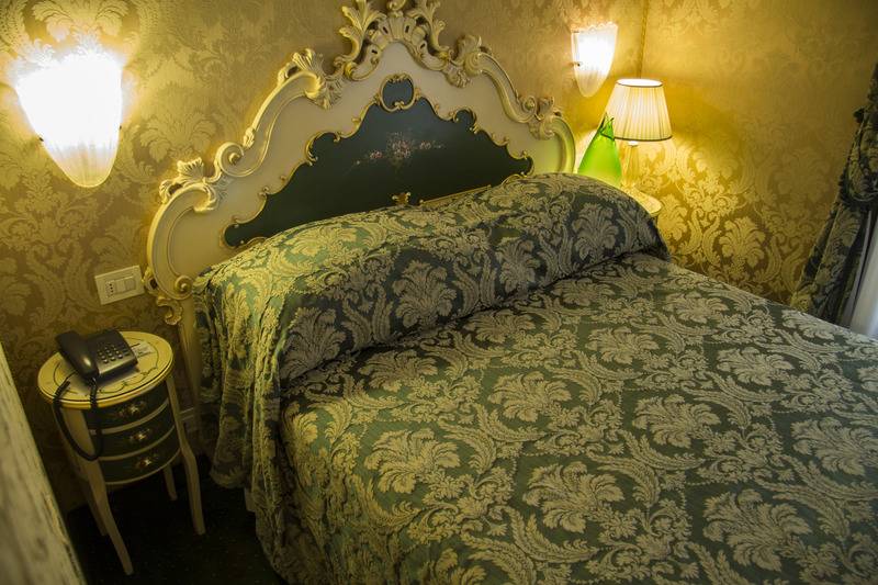 اتاق استاندارد یک نفره, Becher