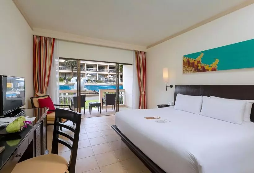 اتاق لوکس با چشم‌انداز استخر, Centara Kata Resort Phuket