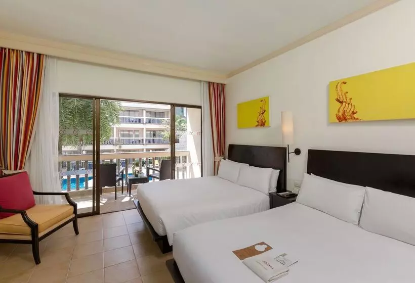 اتاق خانوادگی با چشم‌انداز استخر, Centara Kata Resort Phuket