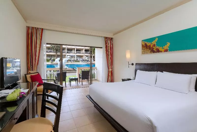 اتاق لوکس با چشم‌انداز استخر, Centara Kata Resort Phuket