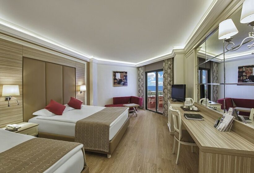 اتاق اساندارد با چشم‌انداز جانبی به دریا, Delphin Deluxe Resort