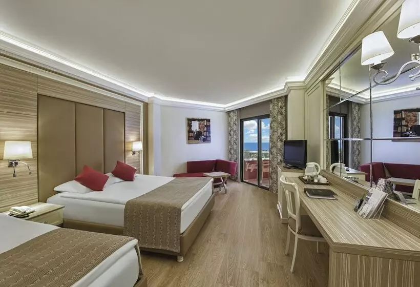 اتاق اساندارد با چشمانداز جانبی به دریا, Delphin Deluxe Resort