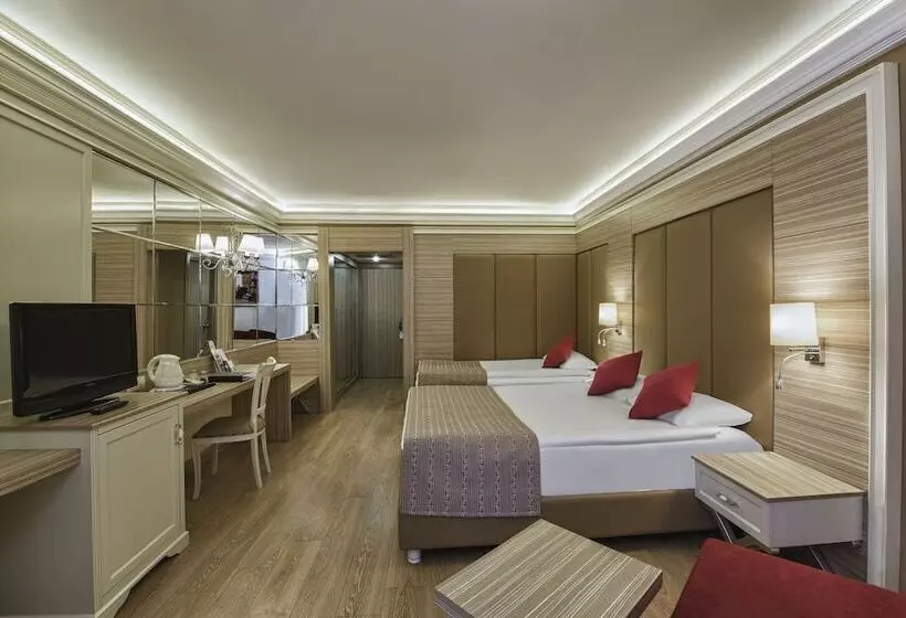 اتاق اساندارد با چشمانداز جانبی به دریا, Delphin Deluxe Resort