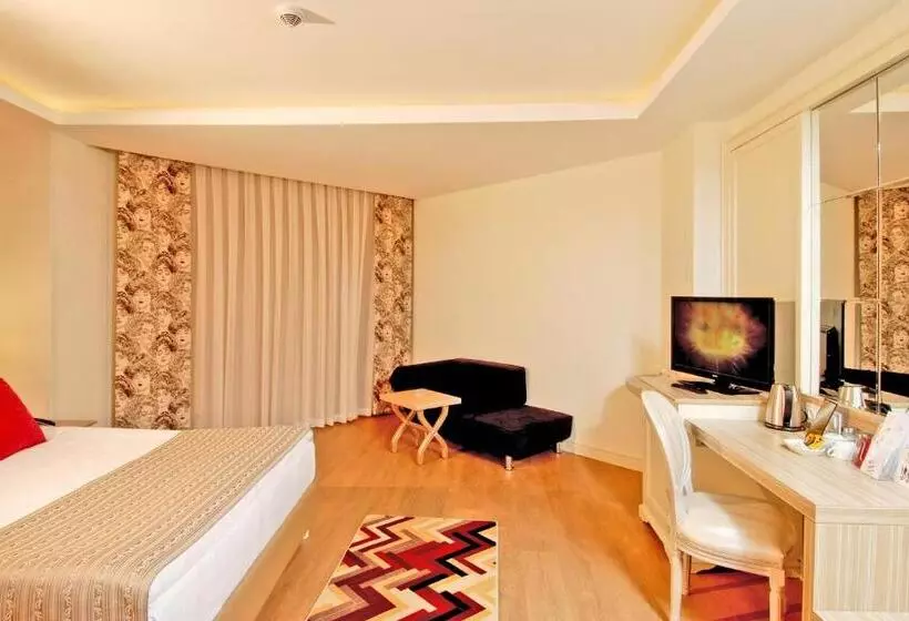 اتاق اساندارد با چشمانداز جانبی به دریا, Delphin Deluxe Resort
