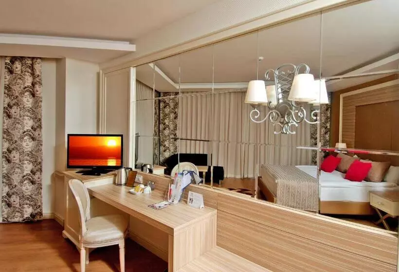 اتاق اساندارد با چشمانداز جانبی به دریا, Delphin Deluxe Resort