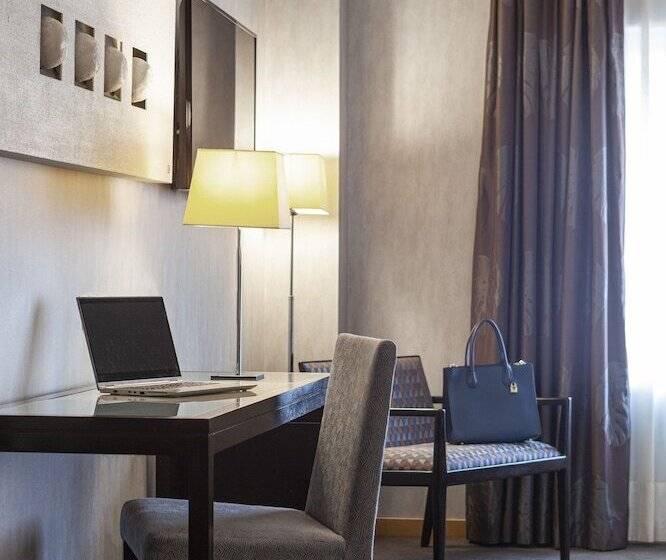 Camera Standard, Macia Real De La Alhambra