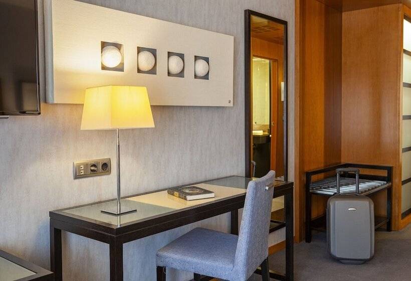 Camera Standard, Macia Real De La Alhambra