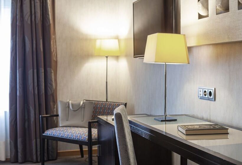 Camera Standard, Macia Real De La Alhambra