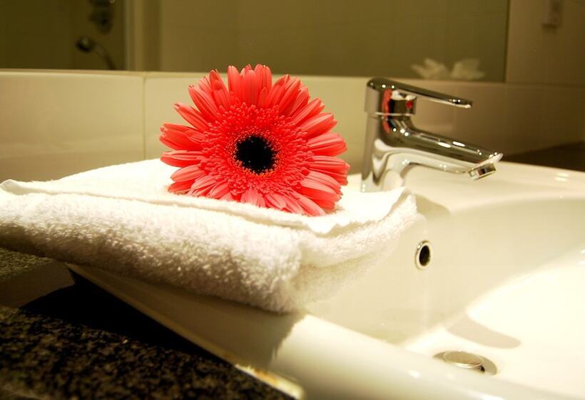 חדר סטנדרט עם מרפסת, Maldron Hotel Smithfield Dublin City