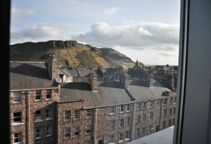 Полулюкс, Ten Hill Place