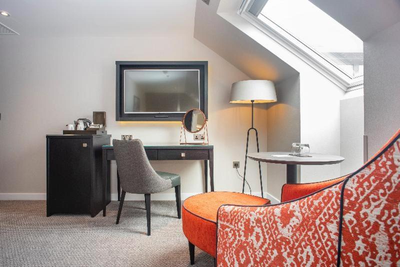 Номер Стандарт, Ten Hill Place