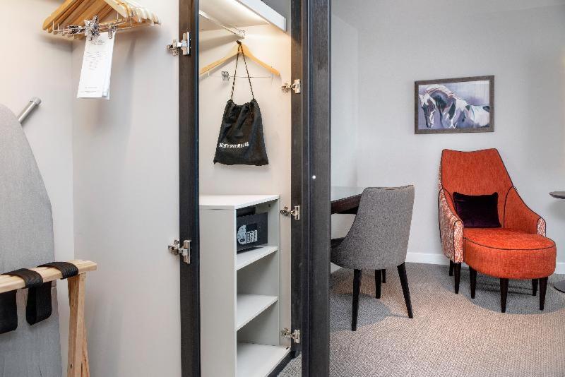 Номер Стандарт, Ten Hill Place