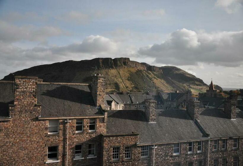 Полулюкс, Ten Hill Place