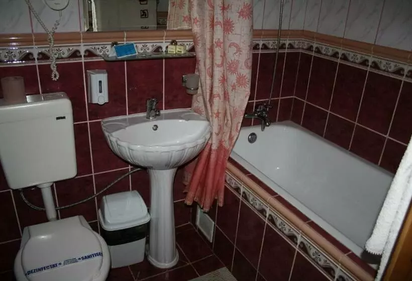 Standard Room, Triumph
