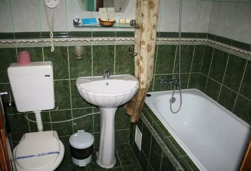 Standard Room, Triumph