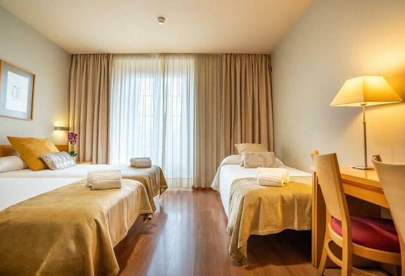Habitación Triple Estándar, Victoria 4 Puerta Del Sol