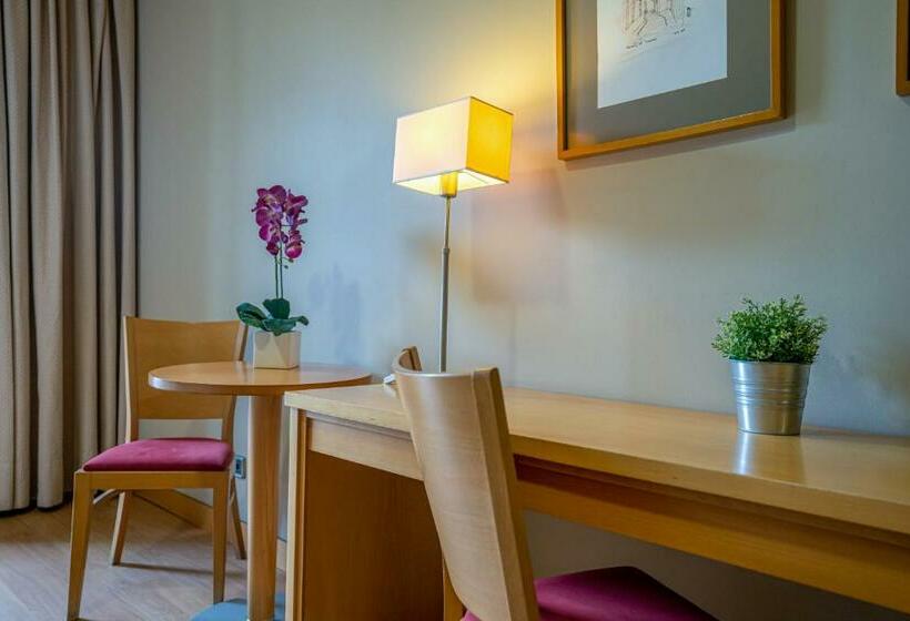 اتاق استاندارد سه نفره, Victoria 4 Puerta Del Sol