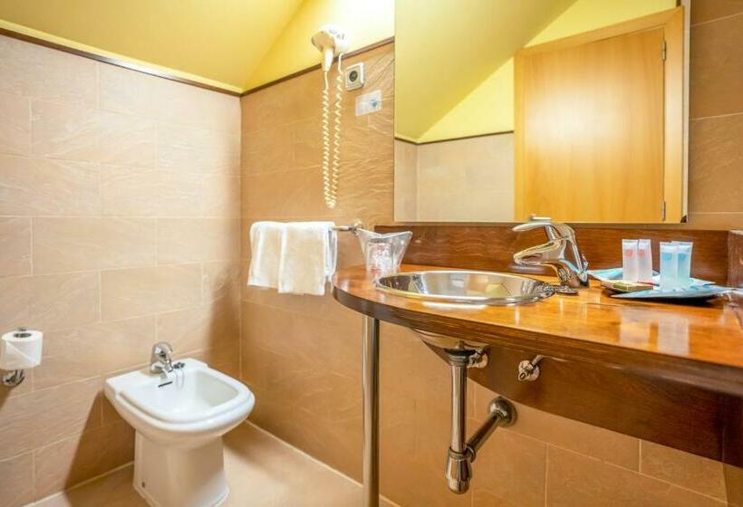 Habitación Triple Estándar, Victoria 4 Puerta Del Sol