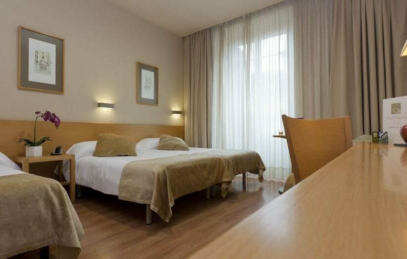 Habitación Triple Estándar, Victoria 4 Puerta Del Sol