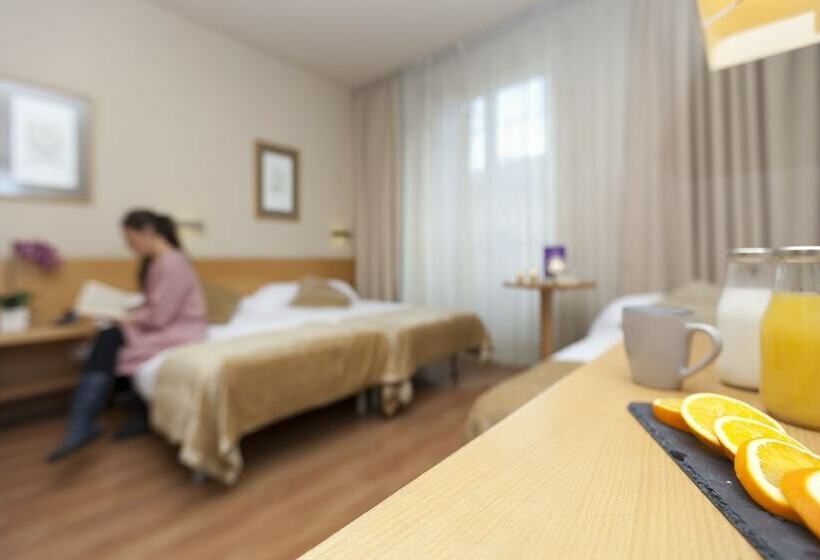 اتاق استاندارد سه نفره, Victoria 4 Puerta Del Sol