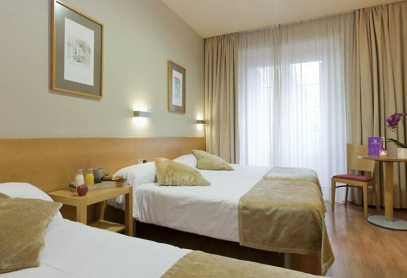 Habitación Triple Estándar, Victoria 4 Puerta Del Sol