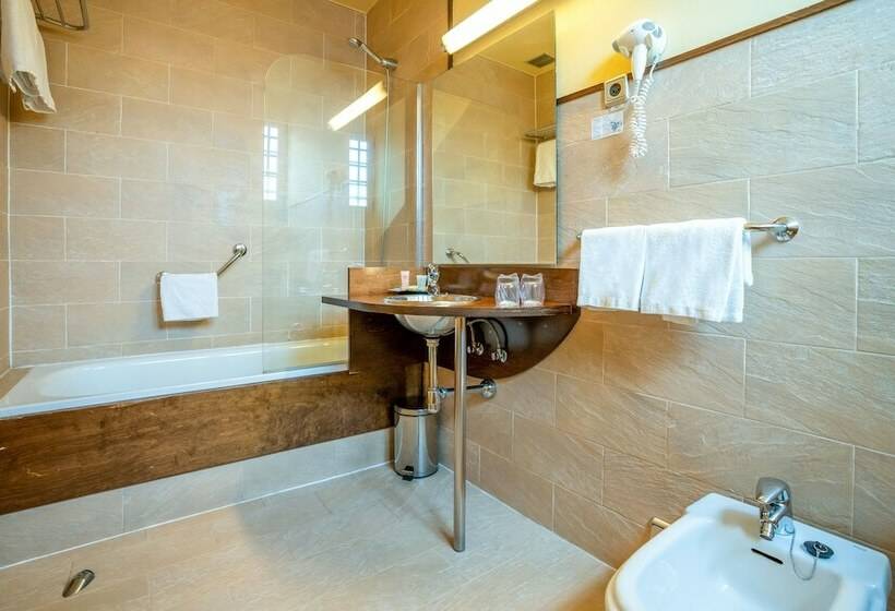 اتاق استاندارد سه نفره, Victoria 4 Puerta Del Sol