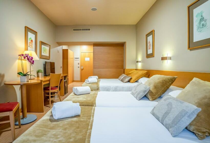 Habitación Triple Estándar, Victoria 4 Puerta Del Sol