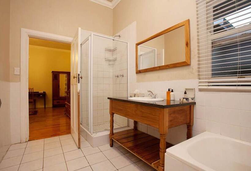 اتاق خانوادگی, Zuurberg Mountain Village