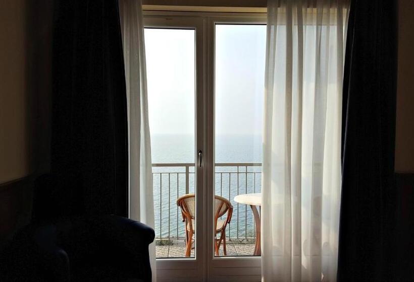 غرفة قياسية مطلّة علي البحيرة, Internazionale