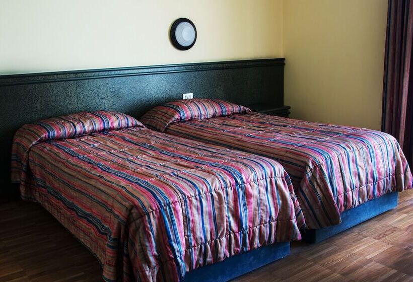 غرفة قياسية مطلّة علي البحيرة, Internazionale