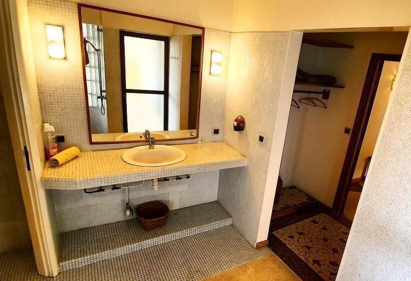 اتاق استاندارد سه نفره, Keur Saloum