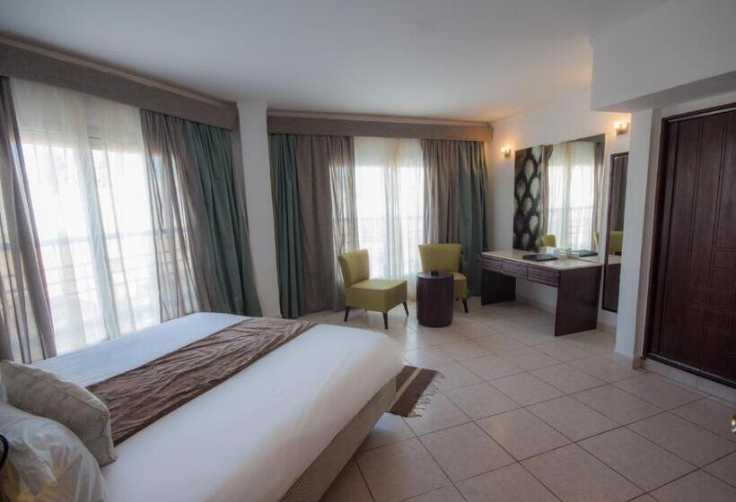 اتاق خانوادگی, Sharming Inn