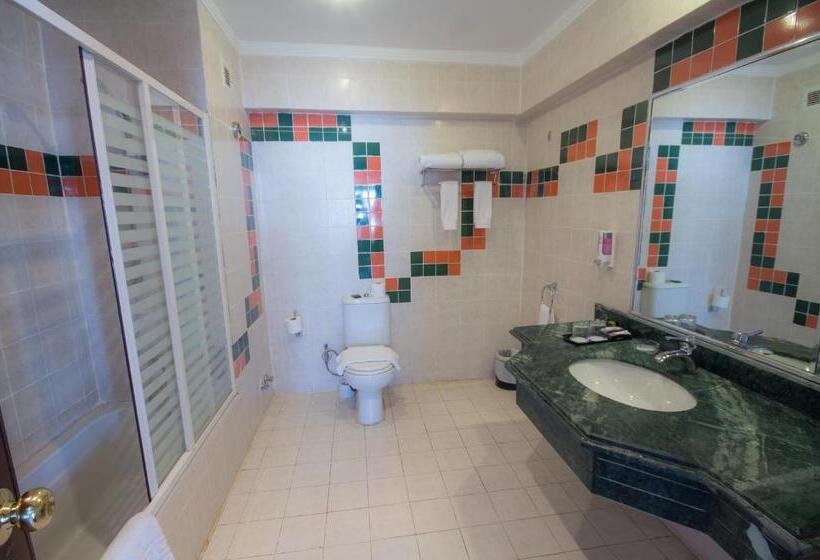 اتاق خانوادگی, Sharming Inn