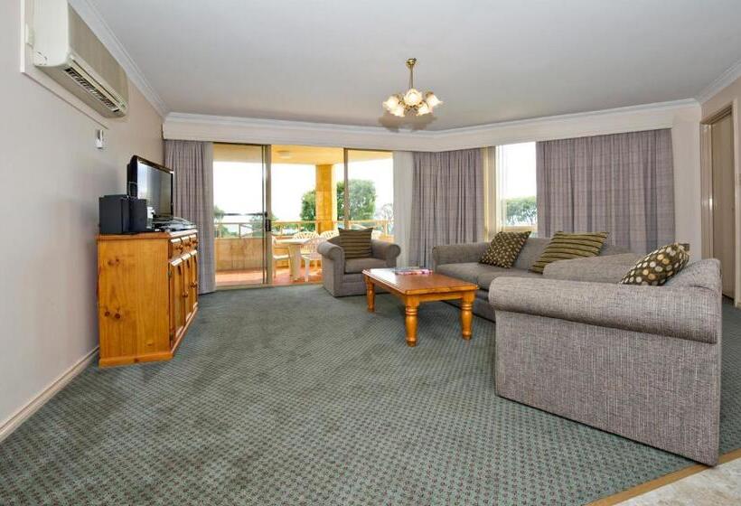 דירת שלושה חדרים, Abbey Beach Resort