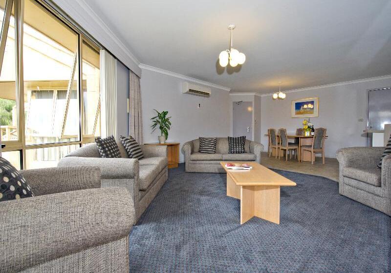 דירת שלושה חדרים, Abbey Beach Resort