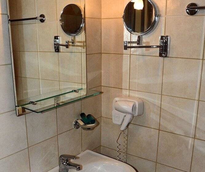 标准三人间, Castri