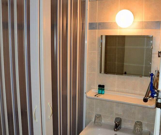 标准三人间, Castri