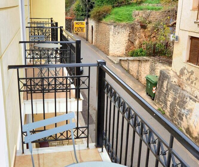 标准三人间, Castri