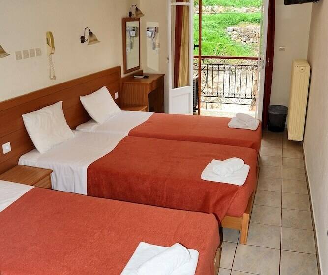 标准三人间, Castri