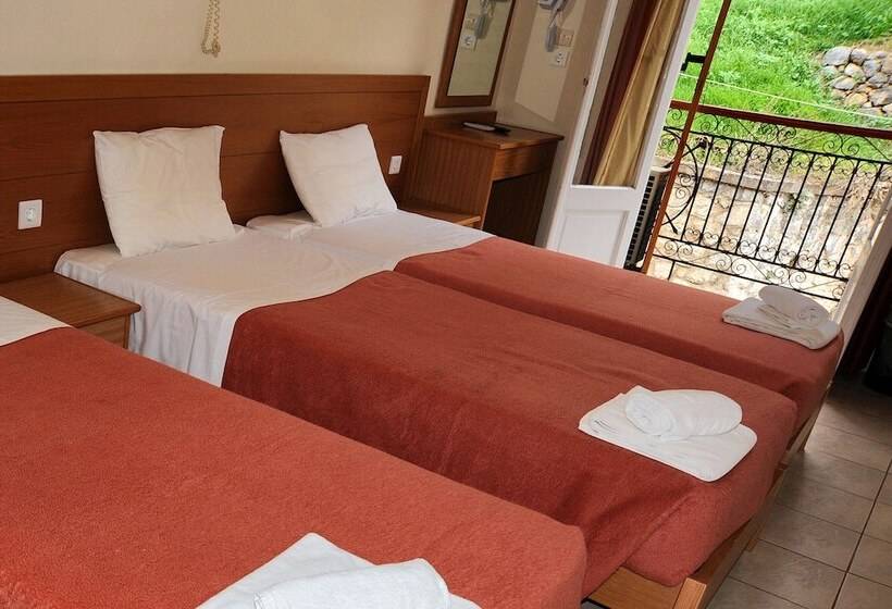 标准三人间, Castri