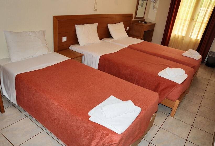 标准三人间, Castri