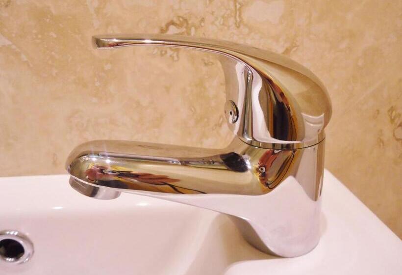 Трехместный Номер Стандарт Совместная Ванная, Hour Glass